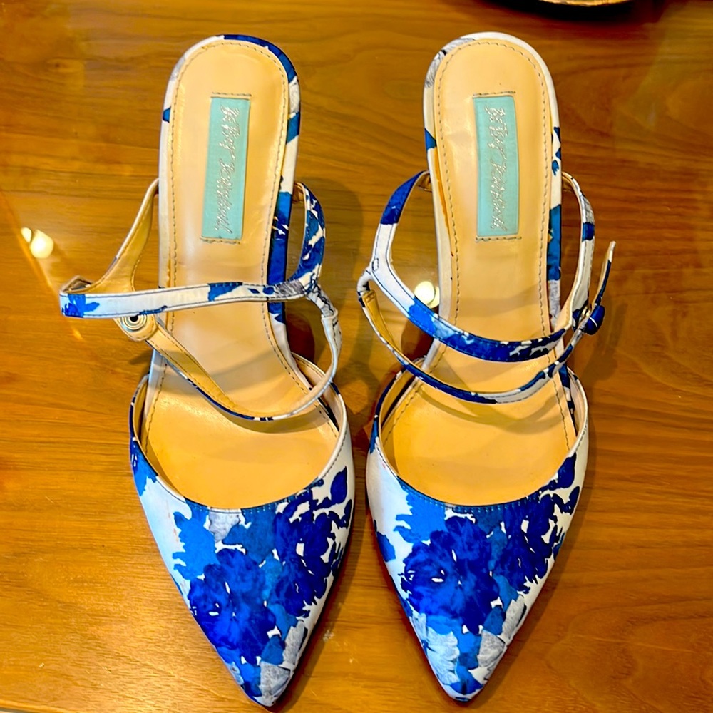 Betsy Johnson sling back heel. 3 inch heels
